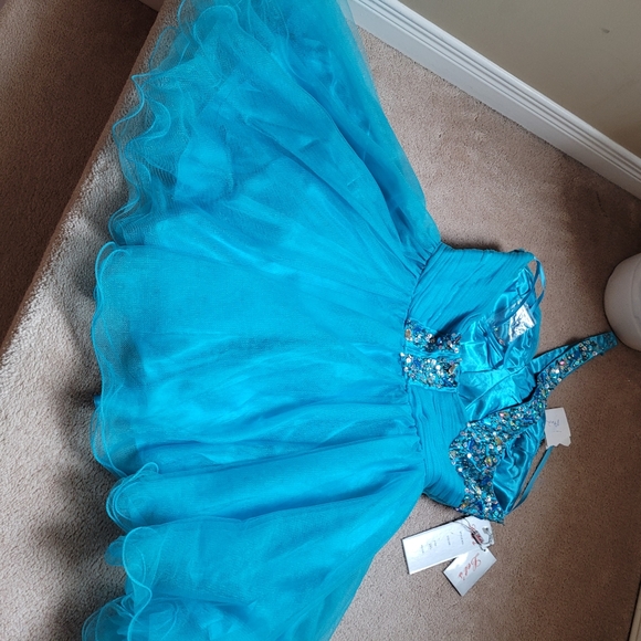 PROM/GRAD DRESS 👗 - Picture 8 of 10